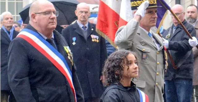 photo  jean-françois zalesny et hervé pierre ont rendu hommage aux morts pour la france, sous le regard de lucien bardoux, président des anciens combattants.  &copy;  le maine libre 