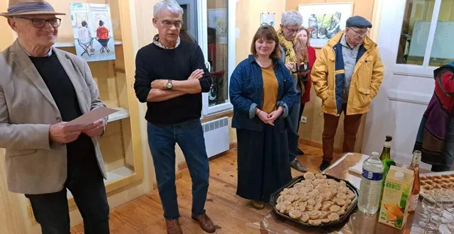 photo  roxanne verquin, au centre, accueillie par marc fouquet, présidente de l’association musiques magiques.  &copy;  ouest-france. 