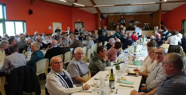 photo  lundi, salle des loisirs, cent aînés de plus de 70 ans ont apprécié le repas et l’animation de jean-marc bry, offerts par le comité des fêtes. « nous perpétuons la tradition, avec nos finances et les 1 000 € de subvention communale. en tout, nous sommes 130 », précise janine aveline, la présidente. la doyenne léone favery, 99 ans, y assistait avec son époux lucien, 95 ans.  &copy;  ouest-france 