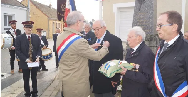 photo  lors de la cérémonie du 11 novembre, au monument aux morts, le député, jean-carles grelier, a remis à jean desgrouas la médaille de reconnaissance de la nation. à la salle polyvalente, le maire, david chollet, a remis les médailles du djebel, échelon bronze, à joël cordier, andré richard et michel pottier, échelon argent à louis-jacques péan, et à alphonse andré maignan pour l’échelon vermeil.  &copy;  ouest-france 