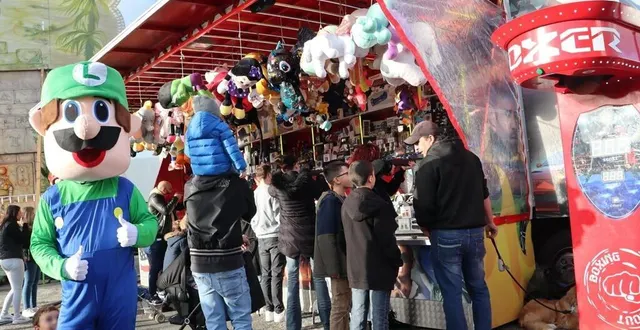 photo  la fête foraine de sablé-sur-sarthe revient sur la place du 8 mai.  &copy;   archives ouest-france 