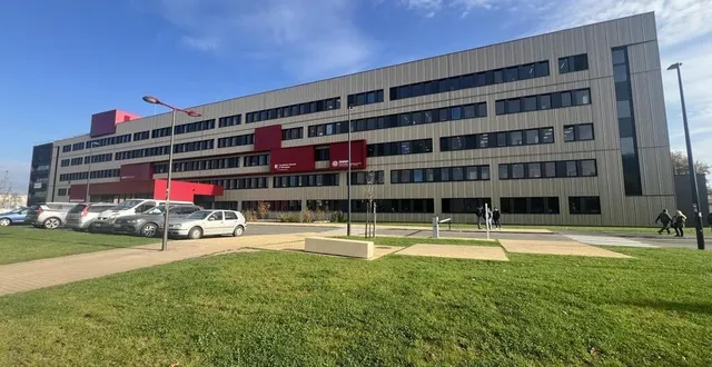 photo  le bâtiment ufr faculté des sciences et techniques est touché par des actes de vandalisme depuis l’été 2024.  &copy;  ouest-france 
