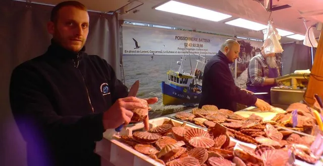 photo  présent sur le marché du vendredi, maxime monceaux décortique les coquilles saint-jacques à la demande.  &copy;  ouest-france 