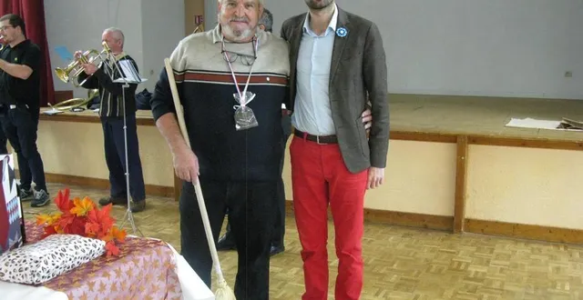 photo  michel auvé (à gauche), en compagnie du maire, jérôme prémartin.  &copy;  ouest-france 