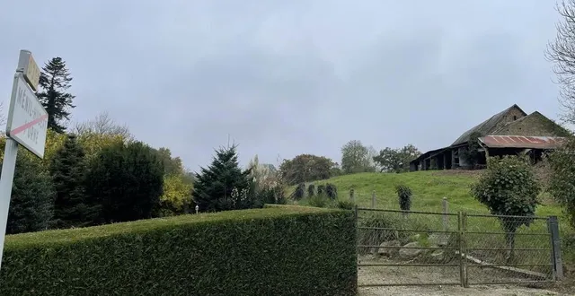 photo  l’installation d’environ huit poulaillers en plein air à ménil-hubert-sur-orne, dans l’orne, provoque l’inquiétude chez certains habitants.  &copy;  ouest-france 