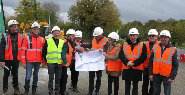 photo  élus et responsables ont lancé les travaux du giratoire, mardi 12 novembre 2024.  &copy;  ouest-france 