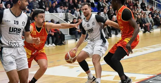 photo  joffreay sclear et les rennais ont fini par craquer contre tarbes.  &copy;  photo : jocelyne régent 