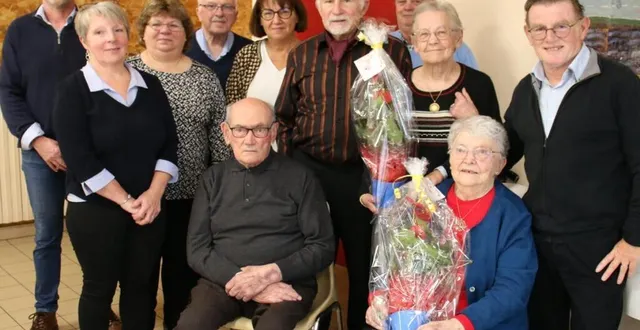 photo  odette juquin et claude bellanger, (assis), derrière eux, paulette lambourg et michel marc, accompagnés des élus.  &copy;  ouest-france 