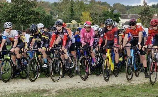 photo  ils étaient une centaine sur le parcours boueux du cyclo-cross.  &copy;  ouest-france 