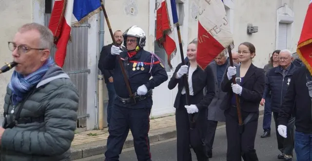 photo  les habitants du village étaient venus en nombre pour participer à la cérémonie du 11 novembre, lundi. deux collégiennes, louhanne grudet et léane duflos étaient porte-drapeaux, aux côtés des anciens combattants. une nouveauté, grâce au travail pédagogique de leurs professeurs, en collaboration avec l’armée.  &copy;  ouest-france 