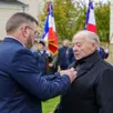 photo  roger thenaisie reçoit la croix du combattant 