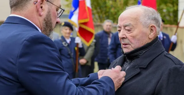 photo  roger thenaisie reçoit la croix du combattant  &copy;  le maine libre 