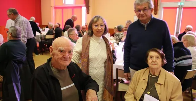 photo  le repas communal a été l’occasion de mettre à l’honneur les aînés : rosita et robert doguet, accompagnés de claudie moulard, conseillère municipale, et jean-denis guibert, maire.  &copy;  ouest-france 