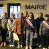 photo  une nouvelle maire junior avec ses deux adjointes et les conseillersmunicipaux devant la mairie. 