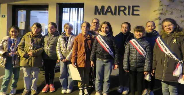 photo  une nouvelle maire junior avec ses deux adjointes et les conseillersmunicipaux devant la mairie.  &copy;  le maine libre 