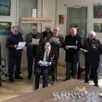 photo  une partie des membres de l’union nationale des combattants (unc) de rouillon fêtent en chantant les 50 ans de la section. 