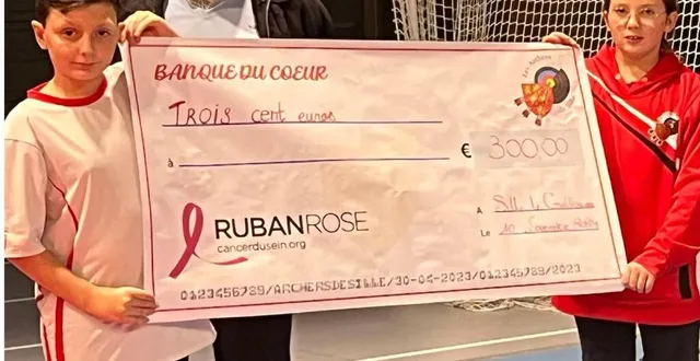 photo  le club a remis le chèque des dons au docteur bernard aufauvre.  &copy;  archers de sillé 