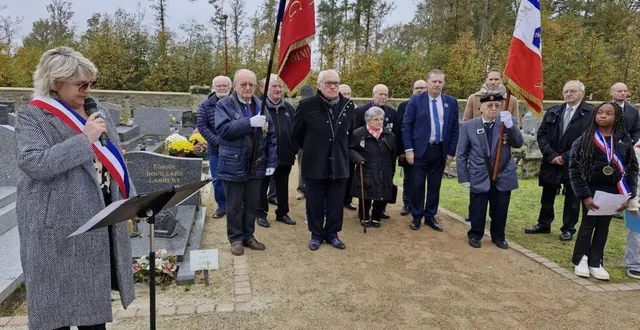 photo  à l’occasion du 106e anniversaire de l’armistice, un hommage a été rendu au cimetière. dans son discours, la maire, carole heulot, affirme que nous avons « un devoir de gratitude, d’espérance et de lucidité ». cet hommage était aussi la première manifestation du conseil municipal jeunes. portant leurs écharpes et leurs médailles, les jeunes élus ont lu « le poilu ».  &copy;  mairie de duaudin 