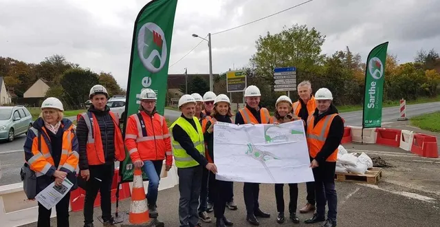photo  le lancement des travaux s’est déroulé en présence de frédéric beauchef, président du maine saosnois, de marie-pierre brosset, vice-présidente ainsi que de véronique cantin et thierry lemonnier, conseillers départementaux et des représentants des communes de briosne-lès-sables et bonnétable.   &copy;  le maine libre 