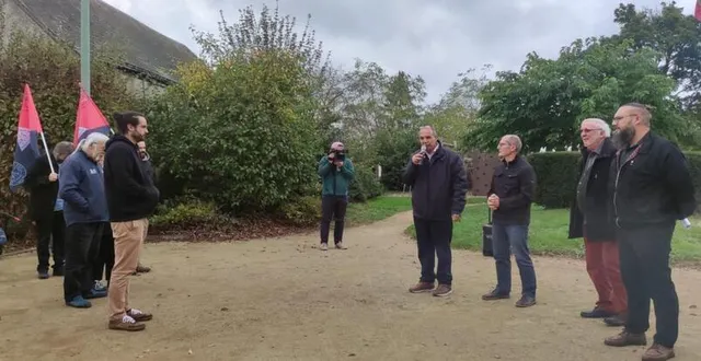 photo  les militants se sont rassemblés au monument de la paix.  &copy;  le maine libre 