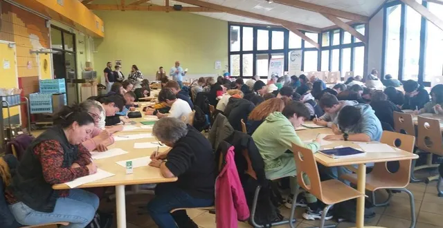 photo  réunis dans la salle de restauration du lycée professionnel maréchal-leclerc-de-hauteclocque, les participants de tous âges ont fait une dictée extraite de « madame bovary », lue par vincent gruau.  &copy;  le maine libre 