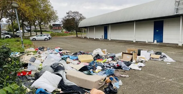 photo  ce vendredi 15 novembre 2024, ce sont près de 500 kg de déchets qui s’amoncellent sur le parking.  &copy;  le maine libre 