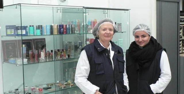 photo  de gauche à droite : catherine trifault et solène barbier, en charge de la communication, devant la vitrine présentent les multiples produits d’emballage de berry beauté, à marolles-les-braults (sarthe).  &copy;  ouest-france 