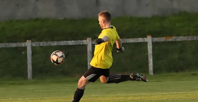 photo  victor larguillière, le gardien de but de domfront, aura sans doute fort à faire sur sa ligne contre condé-sur-sarthe, ce samedi (19 h), en régional 3.  &copy;  photo : serge ruer 