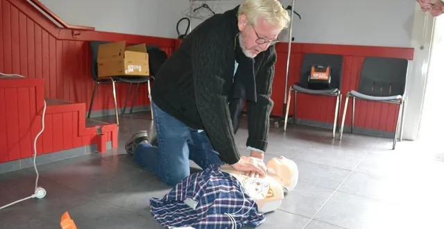 photo  lors de la première session, les participants ont été invités à pratiquer le massage cardiaque et à utiliser le défibrillateur.   &copy;  le maine libre 