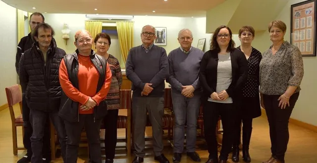 photo  jeudi 7 novembre, trois des six apprentis vendangeurs (à gauche) ont été mis à l’honneur par les élus, en présence de la viticultrice (3e à droite).  &copy;  le maine libre 