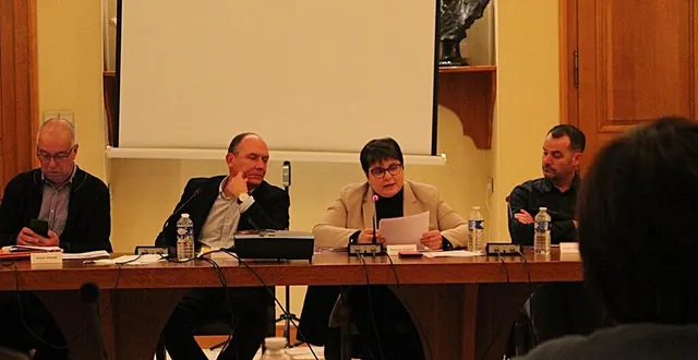 photo  sandrine plessix explique les enjeux de la délibération sur l’intervention de l’association inalta à mamers pour renforcer l’accompagnement des jeunes et des familles.  &copy;  le maine libre 