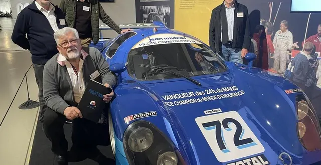 photo  une partie des anciens membres de l’équipe technique, qui ont travaillé avec le pilote sarthois jean rondeau et qui s’apprêtent à restaurer la rondeau m382, pour la faire rouler à nouveau, au mans classic, en juillet 2025.  &copy;  ouest-france 