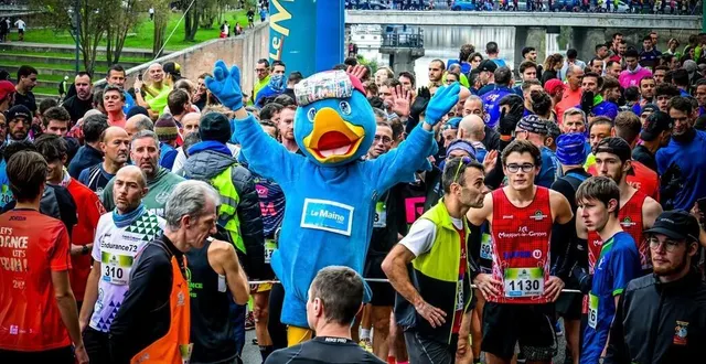 photo  l’ambiance était belle avant le départ du 10 km le maine libre ce samedi 16 novembre.  &copy;  photo le maine libre yvon loue 