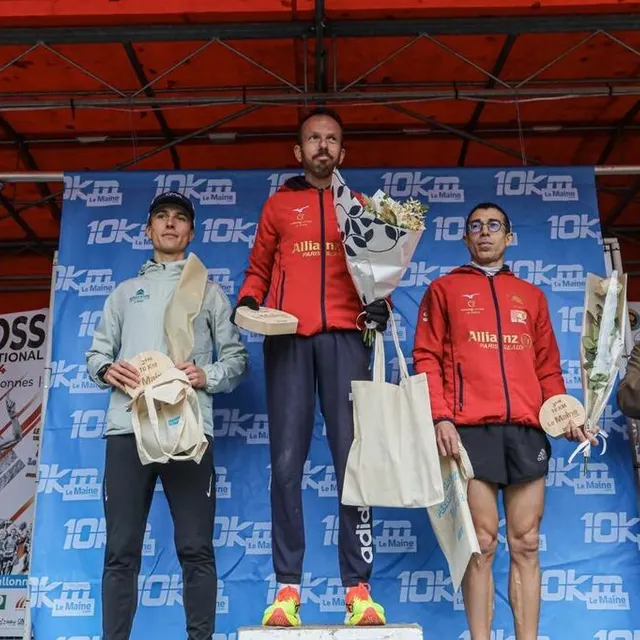 photo le podium des trois premiers, félicités par serge danilo, rédacteur en chef du maine libre, et phénomaine, la mascotte du journal.  ©  photo le maine libre