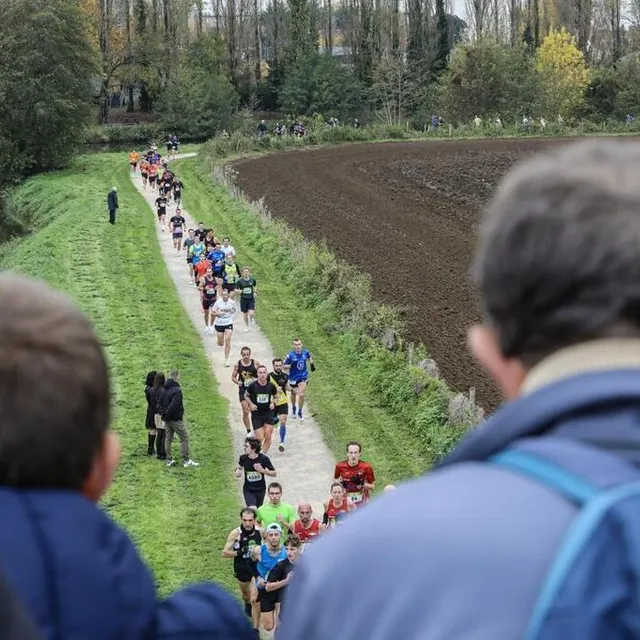 photo la longue file de coureurs  ©  photo le maine libre