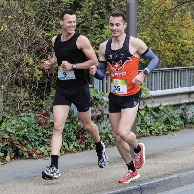 photo belle ambiance entre les coureurs.  ©  photo le maine libre