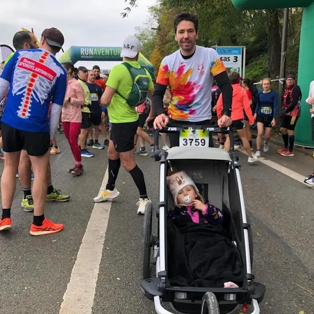 photo agathe 3 ans et son papa mickael, au départ.  ©  photo le maine libre