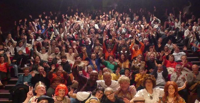 photo  la salle était comble et le public enthousiaste pour la pièce « sens dessus dessous », d’isabelle ascensio-becker, entourée ici de la troupede théâtre.  &copy;  co 