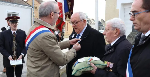 photo  jean degrouas reçoit des mains du député jean carles grelier la médaille de reconnaissance de la nation.  &copy;  le maine libre 