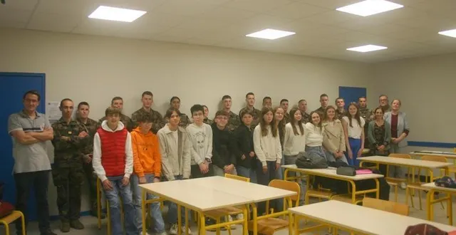 photo  marsouins et collégiens et leurs encadrants de la classe défense à l’issue de leur première rencontre.  &copy;  le maine libre. 