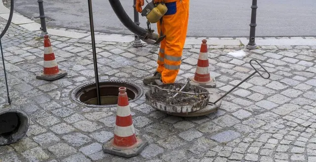 photo  de la fumée va être introduite dans les canalisations à courtillers, louailles et souvigné pour un contrôle. photo d’illustration.  &copy;  gabort - stock.adobe.com 