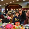photo marie marchand et son fils lucas proposent à la vente des livres, jeux, maisons de poupées et petits accessoires pour filles et garçons.
