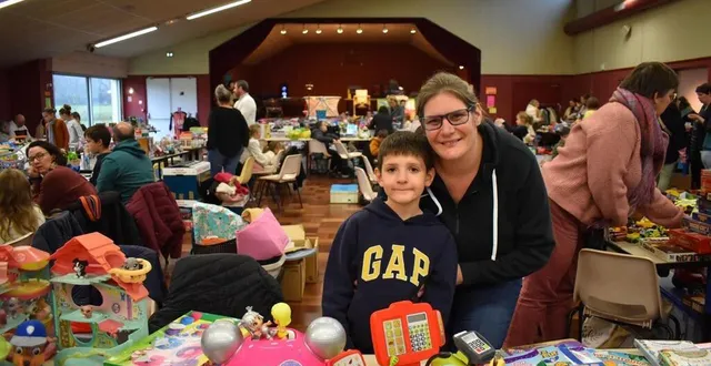 photo  marie marchand et son fils lucas proposent à la vente des livres, jeux, maisons de poupées et petits accessoires pour filles et garçons.  &copy;  ouest-france 
