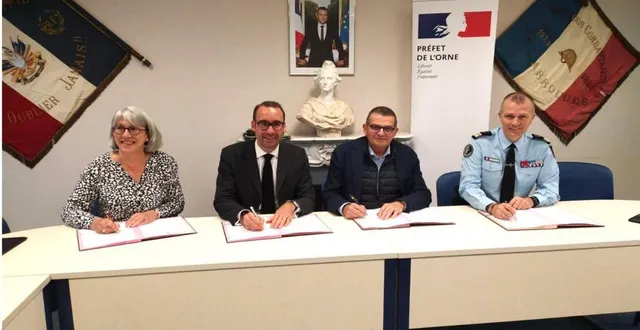 photo  de gauche à droite : claudine bellanger (présidente de la cdc), yohan blondel (sous-préfet d'alençon), pierre chivard (maire de carrouges) et roland marzin (gendarmerie de l'orne).  &copy;  ouest-france 