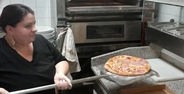 photo  jennifer leroy a repris la pizzeria aux mille pizzas.  &copy;  ouest-france 