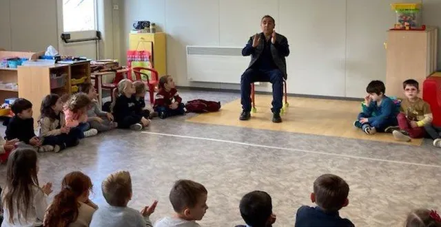 photo  estevan ellul, dumiste (car titulaire du dumi, diplôme universitaire de musicien intervenant), intervient à l’école saint-louis toute l’année, afin d’apprendre des chants, des rythmes et de présenter des instruments aux élèves de grande section, cp, ce1 et ce2. ce projet en milieu scolaire est proposé par la communauté de communes des vallées du haut-anjou et organisé par l’école de musique de l’anjou bleu.  &copy;  co 