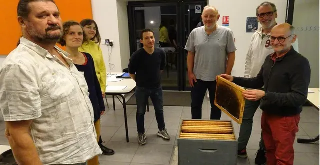 photo  des stagiaires apiculteurs amateurs, de la promotion dahlia, découvrent l’intérieur d’une ruche avec patrice hérisson (à droite), formateur bénévole de beelinked.  &copy;  ouest-france 