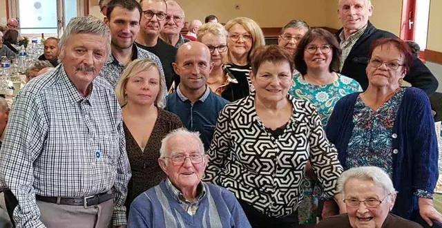 photo  muguette, 99 ans, et germain, 89 ans aux côtés de leur famille et des élus.  &copy;  le maine libre 