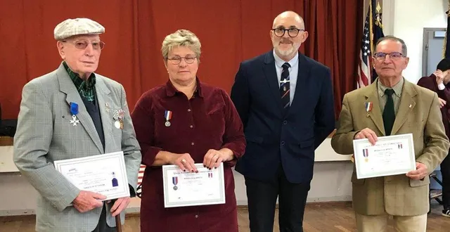 photo  de g. à dr : roland grosset, carole roger, philippe lemarchand et hubert aguttes.  &copy;  le maine libre 