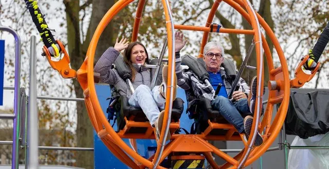 photo  angers, place de la rochefoucauld, le 17 novembre 2024. jade et robert ont testé la boule, une des attractions à sensations fortes au cœur de la foire saint-martin.  &copy;  co – régine lemarchand 